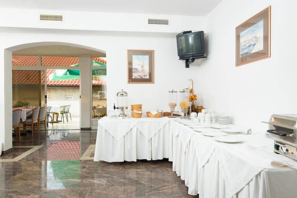 Downtown Private Rooms Mandic Supetar Exterior foto