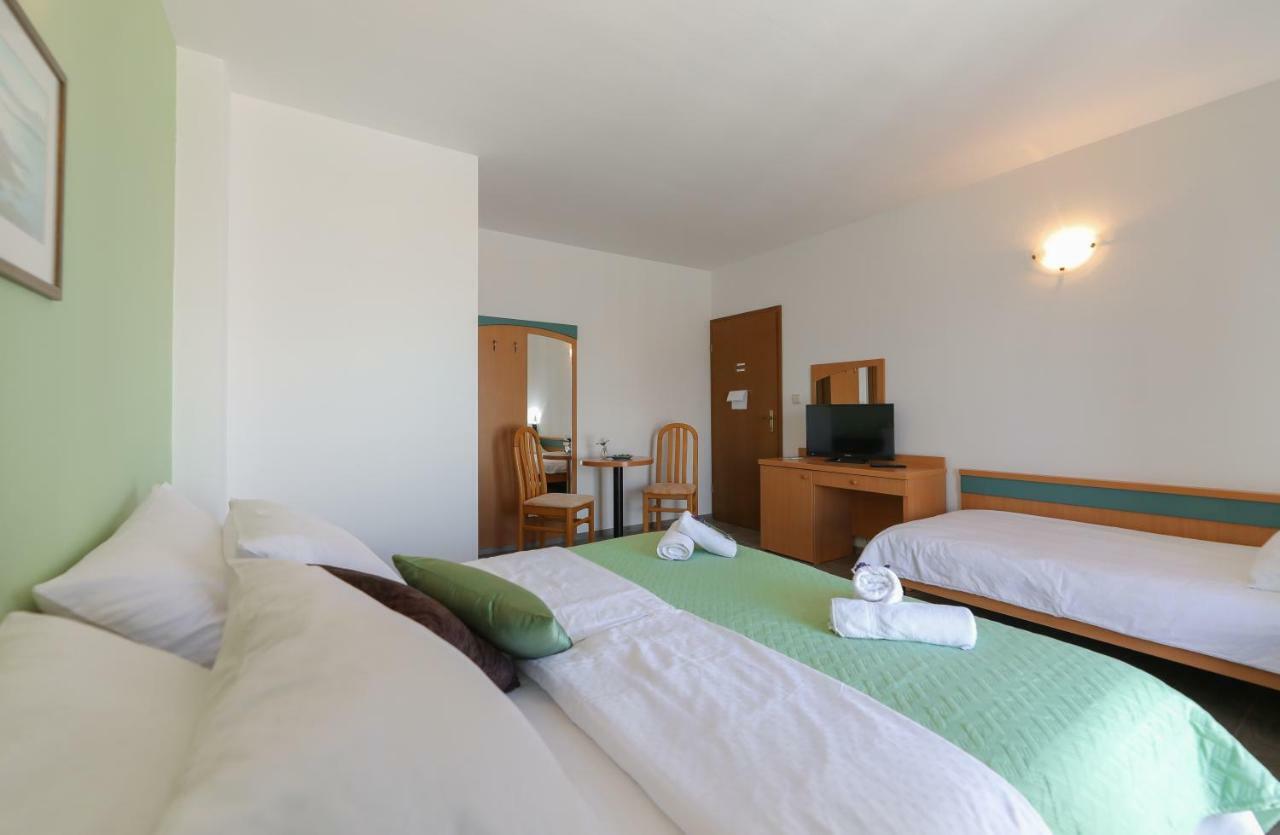 Downtown Private Rooms Mandic Supetar Exterior foto